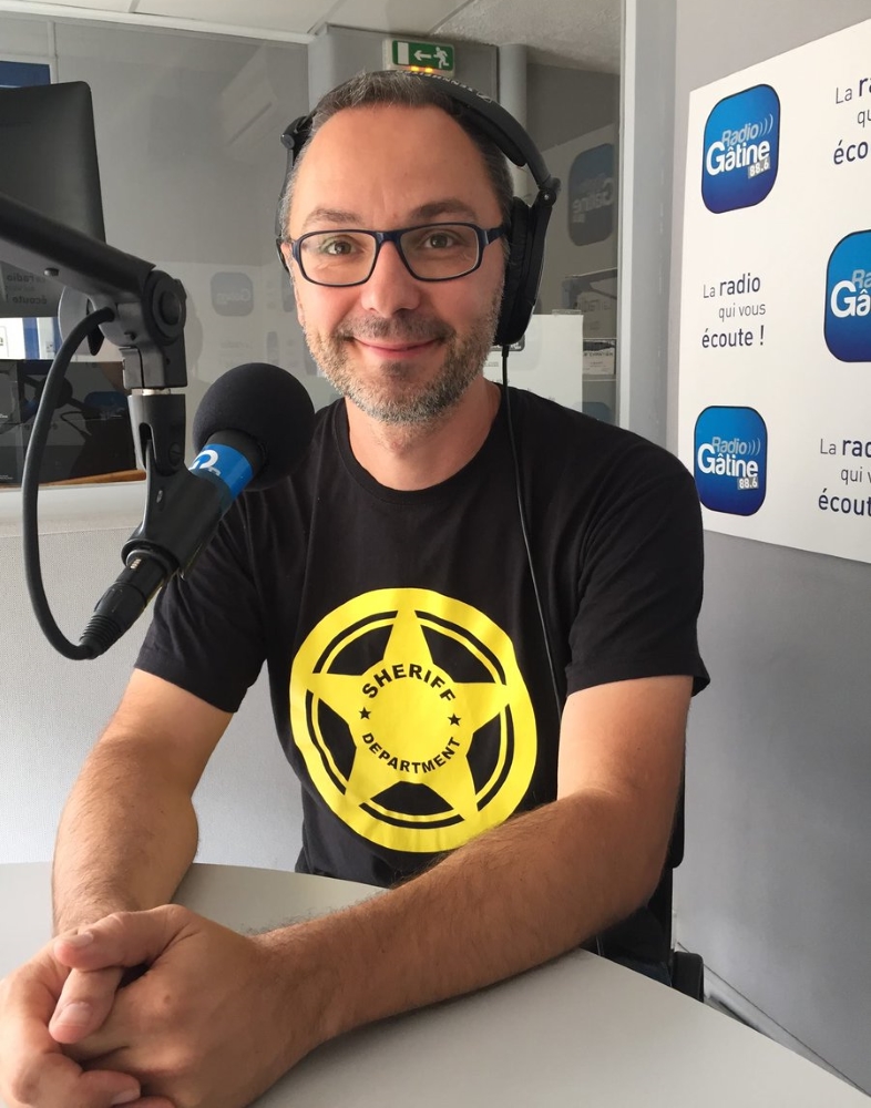 Norb au micro de Radio Gâtine à Parthenay (photo Olivier Degorce)